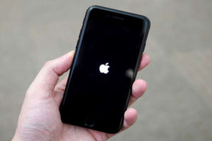 iPhone 12 Apple logo flashes