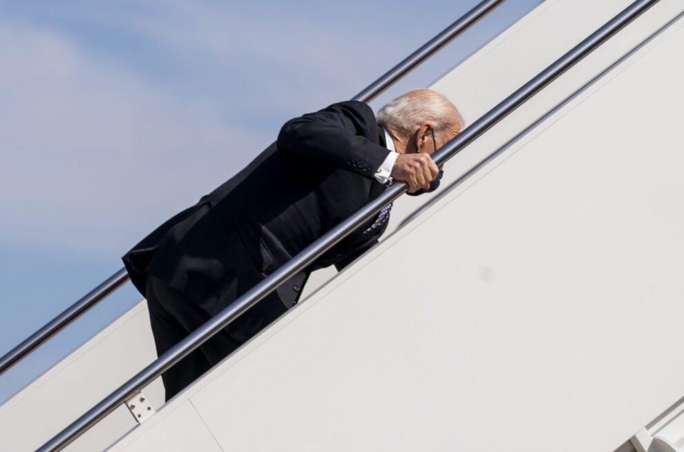 Biden falls air force one stairs