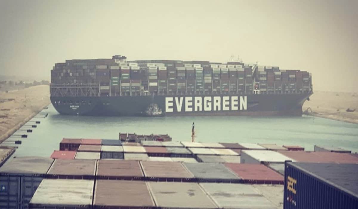 videos ship stick suez canal