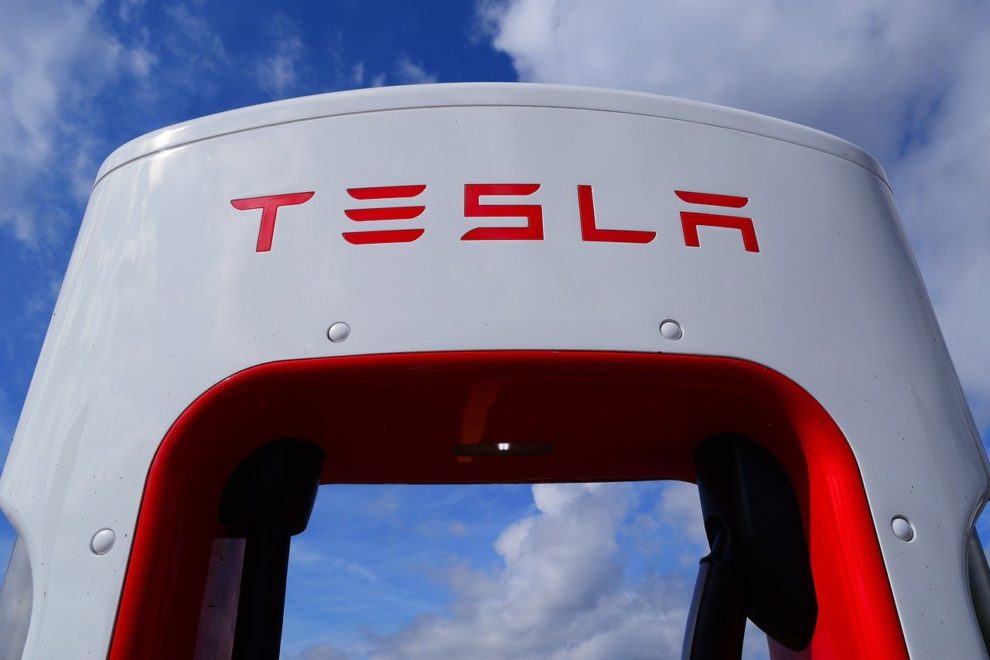 German consumer group sues Tesla