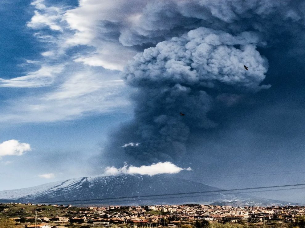 Etna eruption smoke