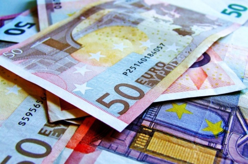 Euro dips below 1 US dollar