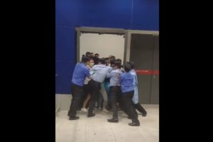 video Shanghai Ikea store shoppers