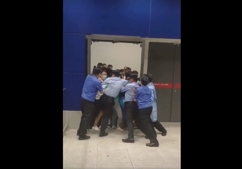 video Shanghai Ikea store shoppers