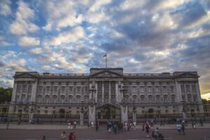 Crowds gather outside queen's Buckingham Palace residence