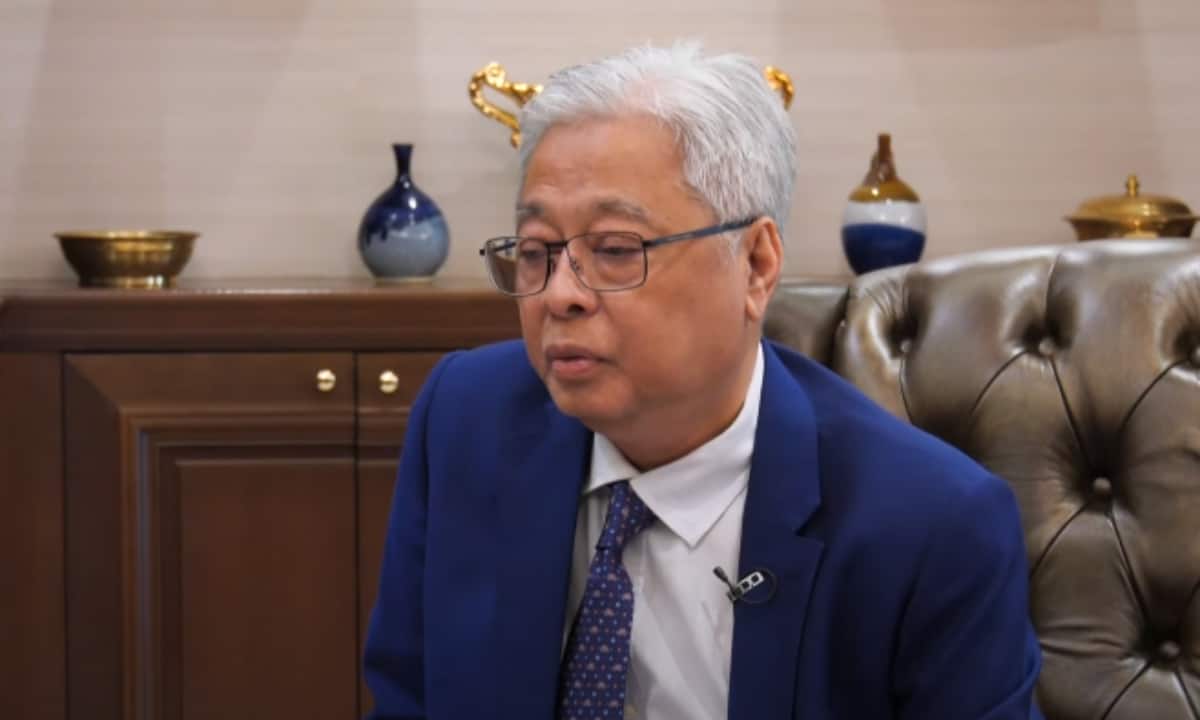 Malaysia PM calls snap elections