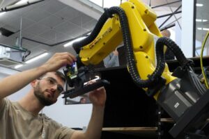 Israeli firm deploys robots to speed up online shopping