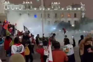 Peru police clash with protesters demanding president step down
