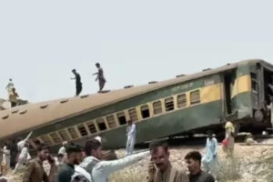 train derails Pakistan