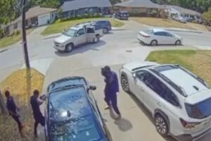 Caught on video: Dramatic Dallas robbery attempt by three armed men