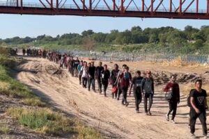 US Supreme Court temporariliy blocks Texas immigration law