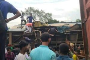 Seventeen dead, over 100 injured in Bangladesh train crash