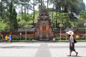 Indonesia hunting foreigner who meditated naked at shrine