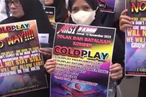 Muslim anti-LGBTQ groups protest Coldplay's first Indonesia gig