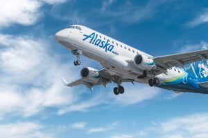 Alaska Airlines Boeing 737's windshielf cracks during landing