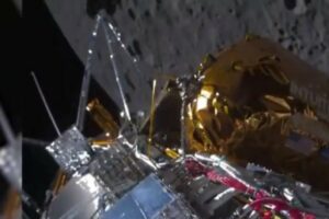 American lunar lander 'alive and well,' images expected soon