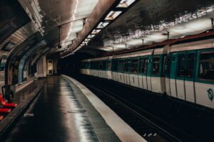 Paris metro to offload dizzy passengers to reduce delays