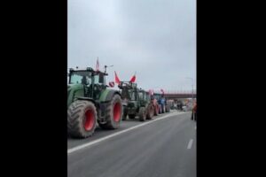 Polish farmers block roads to protest Ukraine imports