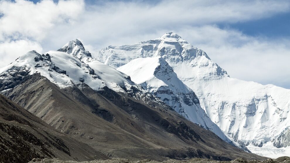 US climber smashes Everest speed record