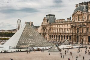 Louvre museum says to stay closed Monday after jewel heist