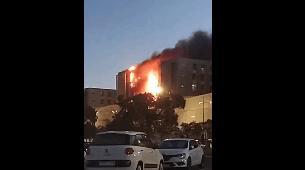Fire engulfs hospital in Spain
