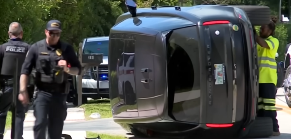 Woods says was looking at phone before crash: accident report