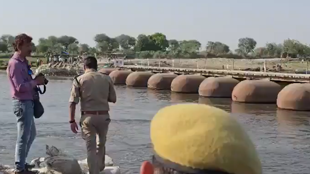 At least 10 dead after boat hits bridge in India: police
