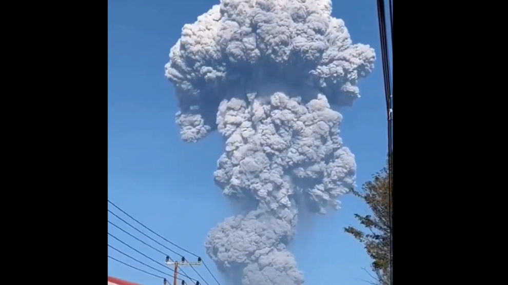 "Indonesia volcanic eruption kills three hikers: officials"