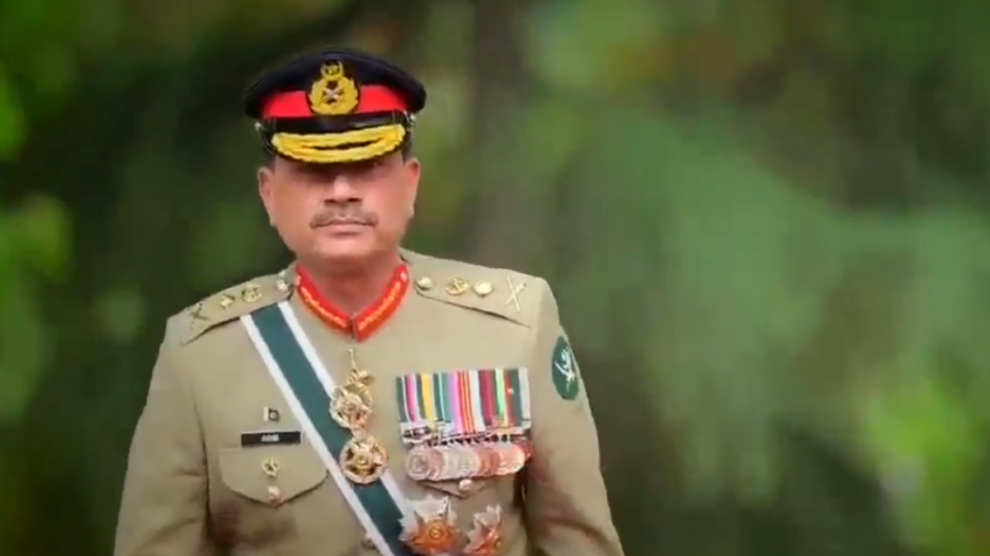 "Pakistan army chief due in Iran as Trump says talks on 'borderline'
