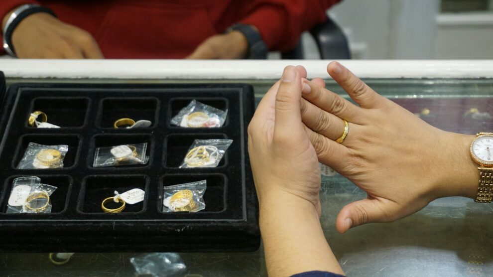 Indiahikes gold, silver duties to protect sliding rupee