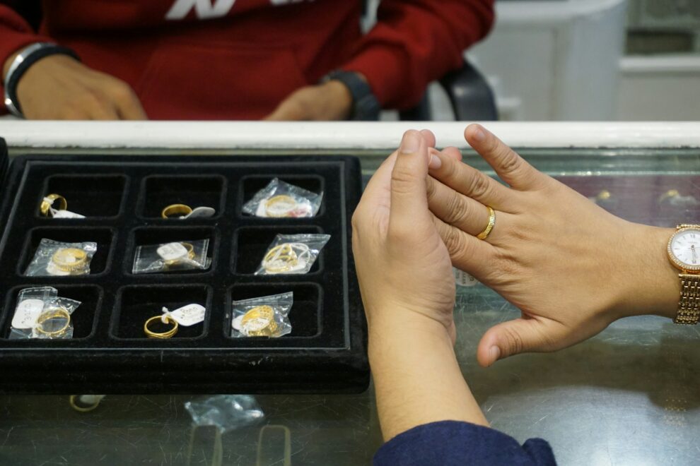 Indiahikes gold, silver duties to protect sliding rupee