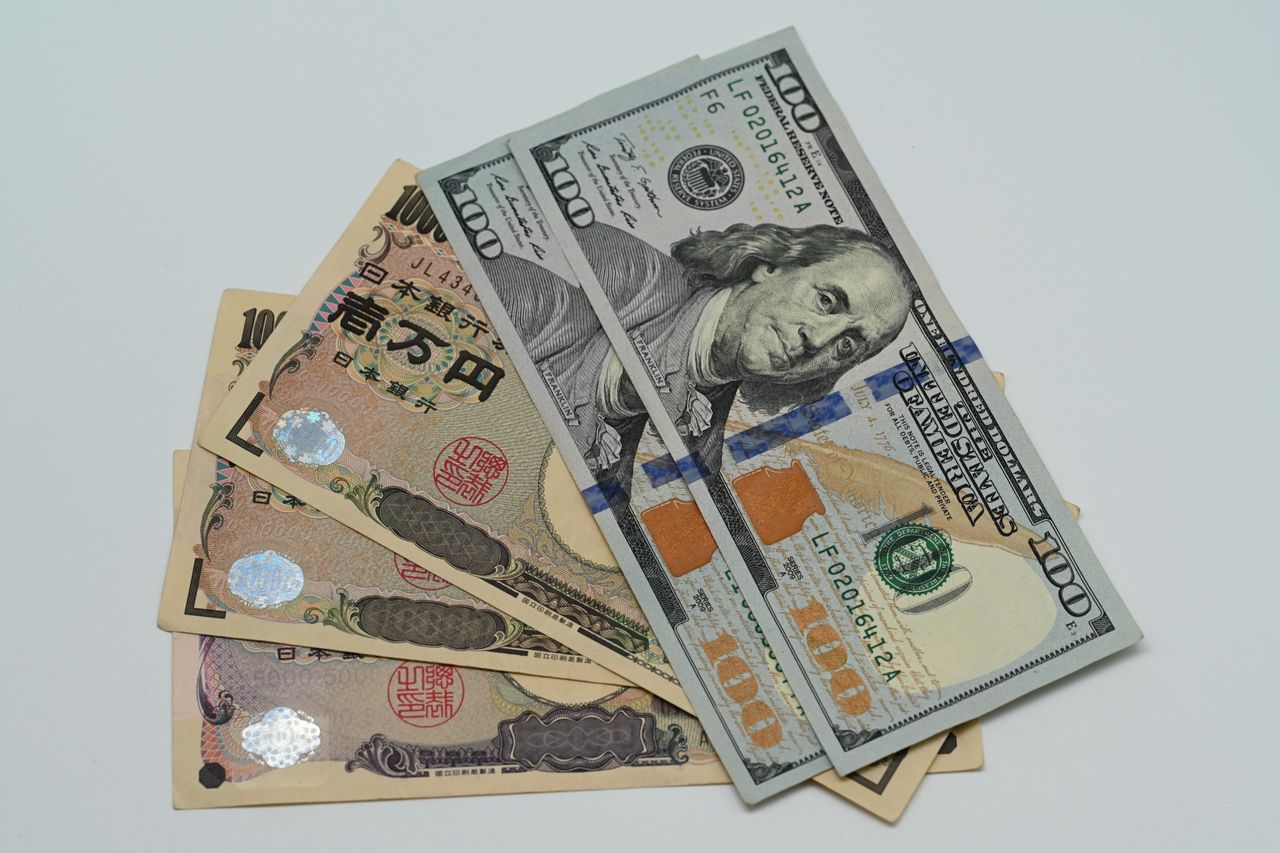 Yen Falls to 40-Year Low Against the Dollar