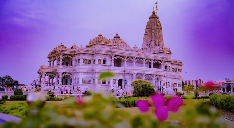 "India probes embezzlement allegations at landmark temple