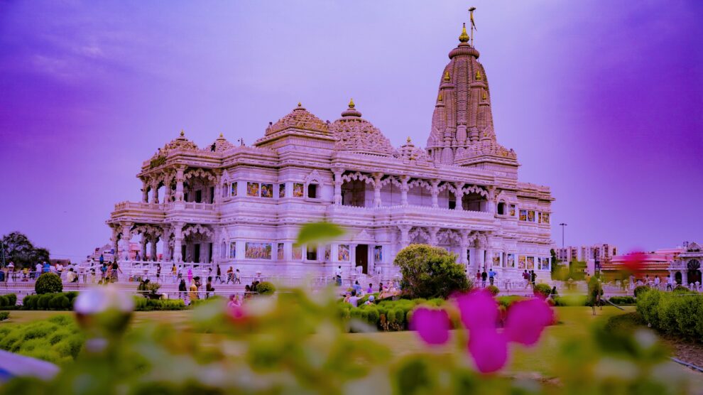 "India probes embezzlement allegations at landmark temple