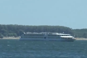 Cruise ship runs aground on the Danube due to low water levels