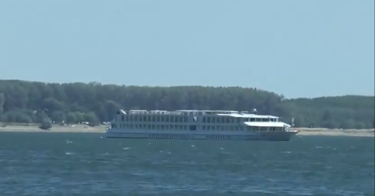 Cruise ship runs aground on the Danube due to low water levels