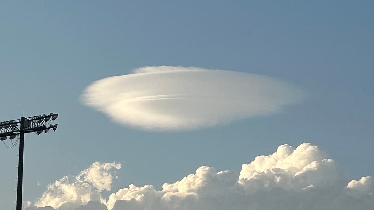 Saucer-shaped cloud hovering motionless over D.C. sparks UFO speculation