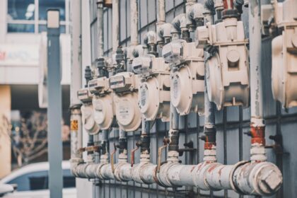 European natural gas prices hit 100 euros per MWh for first time since 2022