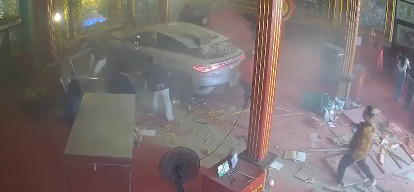 Electric car crashes into Bangkok’s Chinatown shrine, leaving three injured