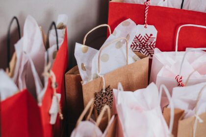 US holiday sales projected to top $1 trillion for first time